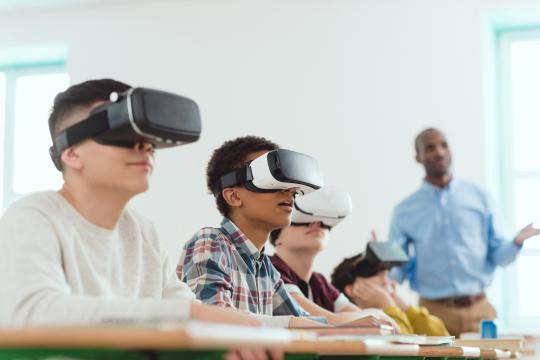 Schülerinnen und Schüler mit Virtual-Reality-Brillen.